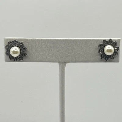 Pendientes vintage de perlas con flor de marcaita tono plata Foto 1 de 4