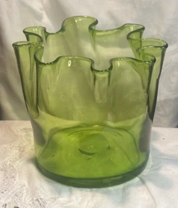 Hand Blown Ruffled Art Glass In Stunning Green Handkerchief Vase 6.75 inches - Picture 1 of 10