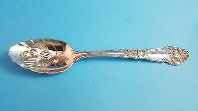 Cuchara de bayas esterlinas renacentista francesa de R&B con cuenco perseguido a mano 8494 Foto 1 de 4