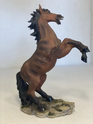 Estatua de caballo saltador marrón - Usada Foto 1 de 4