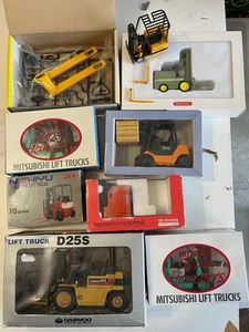 1/24 1/25 TP BTP - Lot de 9 Lift Chariot Elevateur - Picture 1 of 2