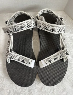 Sandalias Teva Mujer 8 Original Universal Boomerang Azteca Negro/Blanco/Gris En muy buena condición Foto 1 de 4