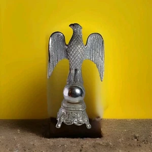 Vintage: Decorated Silver Metal Eagle Perched On A World Globe Exotic Art. - Picture 1 of 18