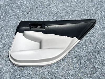 Cubierta interior del panel de la puerta derecha del pasajero trasero Toyota Camry 2012-2014 OEM Foto 1 de 4