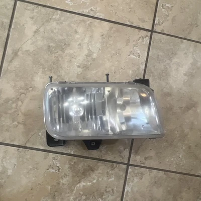 1999 - 2001 年凯迪拉克凯雷德右侧乘客车头灯工厂原始设备制造商二手 — 第 1/4 张图片