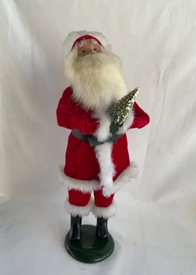 Byers Choice Caroler principios de 1987 Santa en terciopelo rojo sosteniendo árbol cubierto de nieve Foto 1 de 4