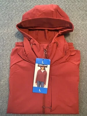 Chaqueta con capucha roja Kirkland Signature Softshell para mujer Foto 1 de 4