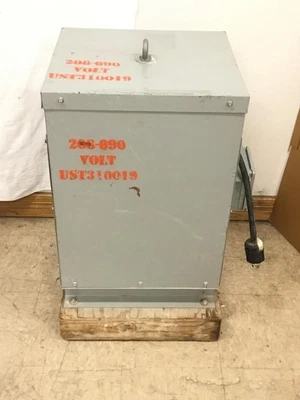 Transformador tipo seco Federal Pacific 36 B clase AA, 3 fases con conector 420R5W Foto 1 de 4