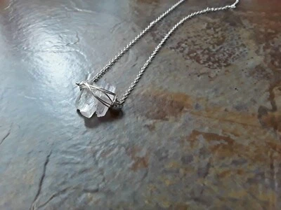 Delicado collar colgante de plata envuelto en alambre de kuncita rosa crudo  Foto 1 de 4