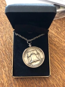 Gedenkmedaille Freiheitsglocke Anhänger Halskette 1776 bis 1976 lange Kette - Bild 1 von 14
