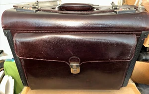 Mancini Lederwaren Deluxe Katalogetui auf Rädern Burgund - Bild 1 von 14