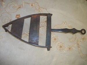 VINTAGE CAST IRON TRIVET for LAUNDRY IRON *GOOD KITCHENALIA DECOR PIECE* - Picture 1 of 3