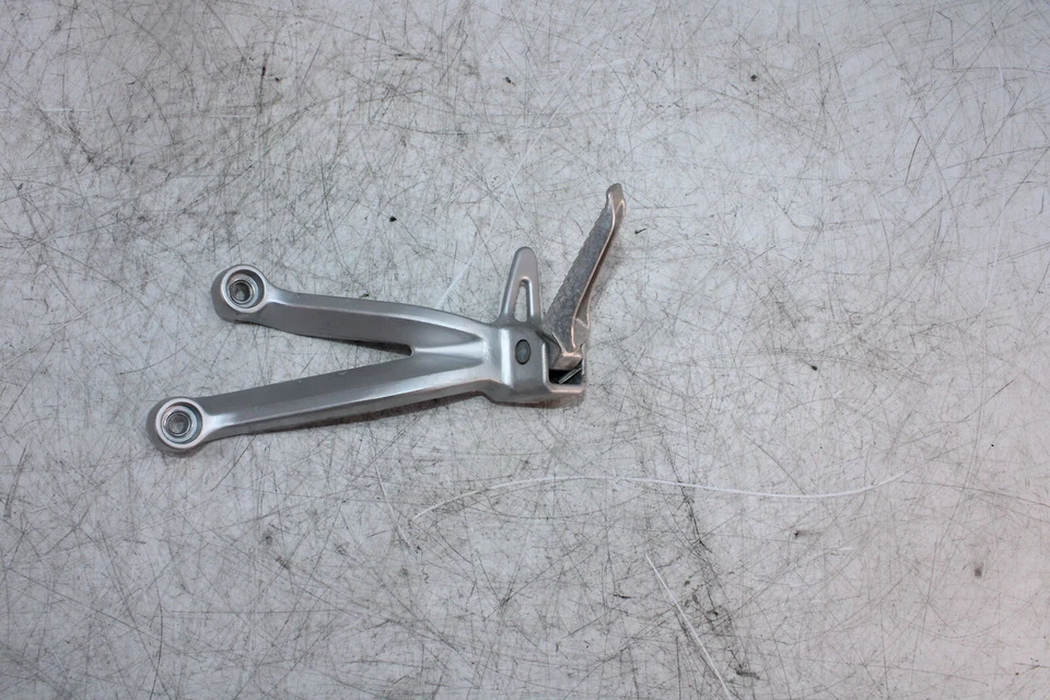 Clavija de pasajero trasera izquierda suzuki gsxr600 01-03 43700-35f00 Foto 1 de 4