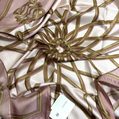 LOEWE Bufanda de Seda 34 pulgadas Rosa Polvoriento Antiguo Dorado Patrón de Cuerda Elegante con Etiqueta de Papel Foto 1 de 4