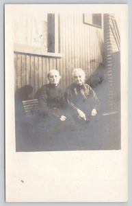 Postkarte RPPC Zwei alte Frauen sitzend auf Outdoor Bank Händchen haltend - Bild 1 von 3