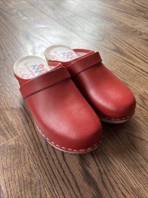 AM ~ 木屐世界 ~ 红色皮革一脚蹬木制穆勒鞋 38 美国 7 全新 — 第 1/4 张图片