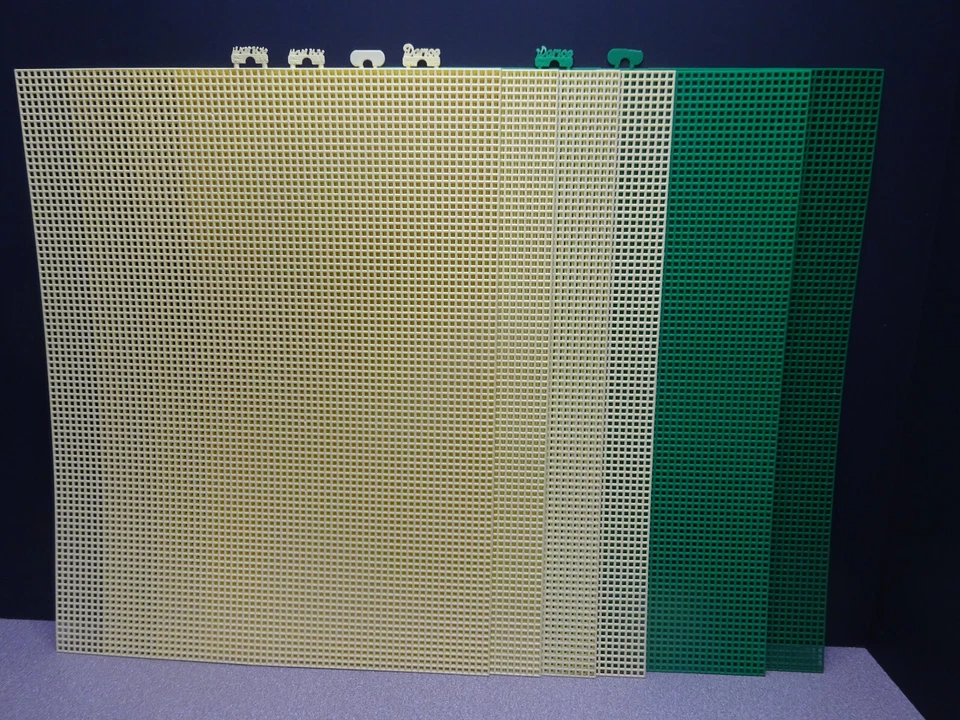 Lot of 6, Darice Zehrco-Giancola Plastic Canvas 7 Count 10.5" X 13.5" Sheets GRN - Image 1 of 3