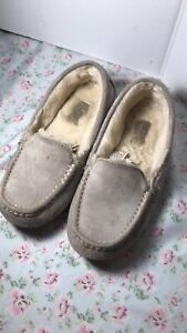 UGG Ansley Slippers Moccasins Suede Women's sz 6 teens kids  light brown