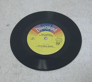 Sello discográfico de Disneyland - It's A Small World 323 sello amarillo arco iris 33 1/3 RPM - Imagen 1 de 2