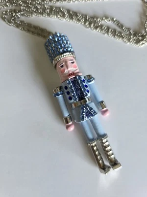 Hermoso collar largo colgante cascanueces Betsey Johnson 32 esmalte azul brillante Foto 1 de 3