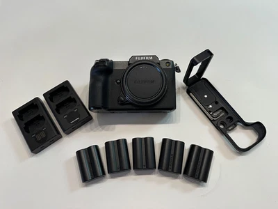 Cuerpo de cámara de formato medio Fujifilm GFX 100S, soporte RRS L y lente de 23 mm Foto 1 de 4