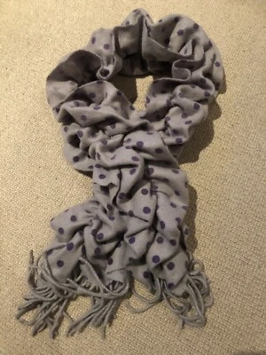 Bufanda gris cachemira para damas con lunares púrpuras. Antropología  Foto 1 de 4