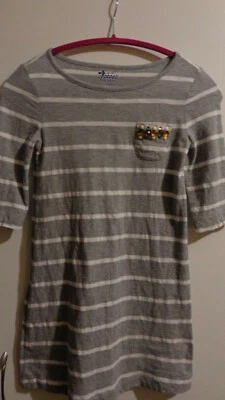 Vestido tejido gris/blanco a rayas manga 3/4 Old Navy para niñas  Foto 1 de 4