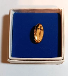 Vintage 10K Gelbgold gefüllt, zierliche religiöse Kreuz Brosche/Anstecknadel NEU in Box - Bild 1 von 6