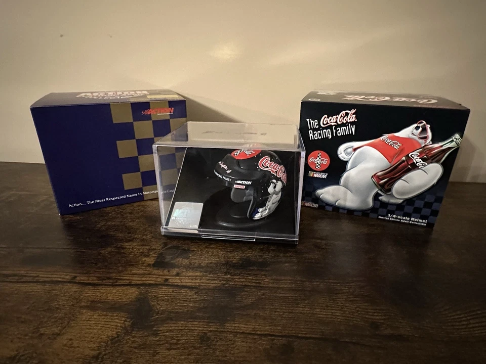 Casco de carreras NASCAR Dale Earnhardt Jr. Coca-Cola Polar Bear escala 1/4 Foto 1 de 4