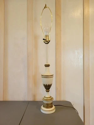 Lámpara de urna Mid-Century neoclásica Hollywood Regency rígida de latón y blanco 27" Foto 1 de 4