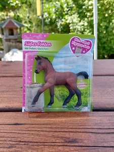 Schleich Figur Andalusier Fohlen mit Futtersack - 82925 Pferd Neu in OVP  - Bild 1 von 2