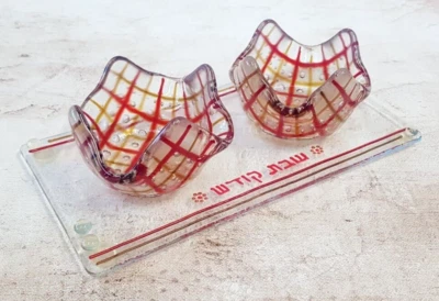 Candelabros Shabat Kodesh, candelabros transparentes con cuerdas rojas y amarillas Foto 1 de 4