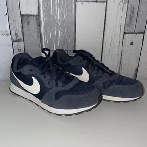 Nike MD Runner 2 Entrenadores Juveniles Negro/Blanco Reino Unido Talla 5. - Imagen 1 de 7