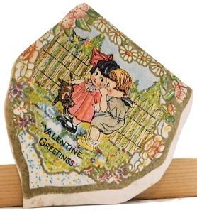 CORAZÓN DE SAN VALENTÍN DE COLECCIÓN CON FLORES SUSURRANDO NIÑO Y NIÑA EN RELIEVE FIRMADO EXCELENTE ESTADO - Imagen 1 de 4
