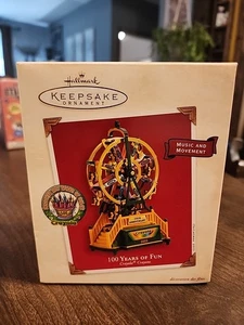 Hallmark Andenken Ornament 100 Jahre Spaß Crayola Buntstifte Musik & Bewegung - Bild 1 von 7