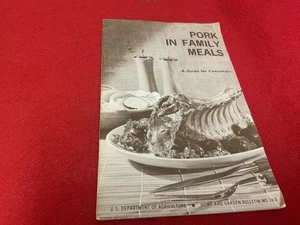 1969 SCHWEIN IM FAMILIENESSEN BOOKLET - Bild 1 von 3