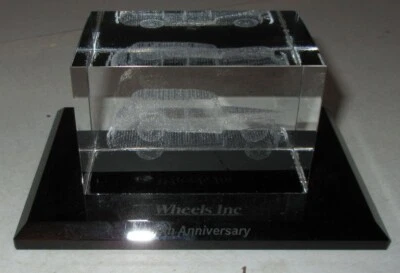 WHEELS INC 60 Aniversario Coche Vintage Modelo 3D Resina Vidrio Transparente Negro Bonito Foto 1 de 4