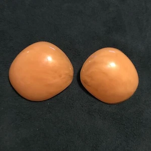 Vintage TRIFARI Button Butterscotch BAKELITE Gold Tone  Clip On Earrings - Picture 1 of 4