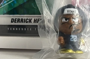 Figura Derrick Henry NFL Teenymates 1" con camuflaje 2021 rosa y mosaico verde. TITANES - Imagen 1 de 12