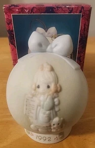 Precious Moments But The Greatest Of These Is Love adorno de porcelana 1992 - Imagen 1 de 13