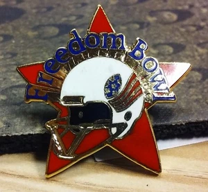 Freedom Bowl 1985 Pin Insignia NCAA Fútbol De Colección Anaheim California - Imagen 1 de 2