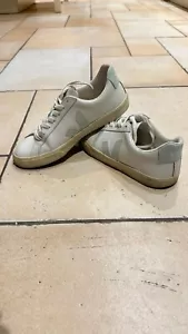 Women’s Veja Vegan Leather Low Sneakers, White / Mint Green, Size 36. - Bild 1 von 6