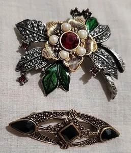 Lote de broches de filigrana detallados de latón floral vidrio rojo estilo victoriano vintage - Imagen 1 de 6