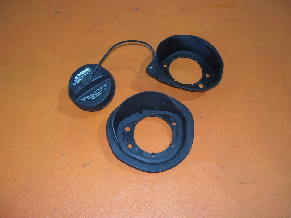 2006 Mazda RX8 RX-8 Fuel Gas Tank Filler Cap Neck Assembly Foto 1 de 3