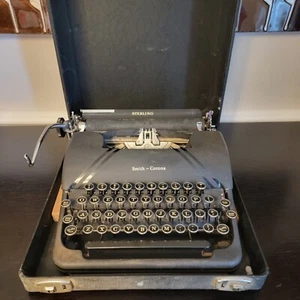 Machine à écrire portable vintage Smith-Corona Sterling 1946 avec étui fonctionne très bien - Photo 1/15