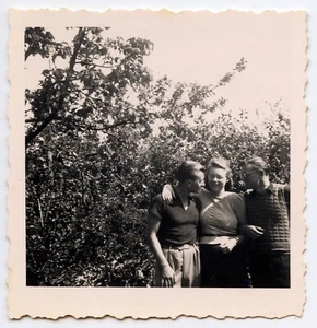 Portrait 3 personnes végétation  - photo ancienne an. 1943 - Picture 1 of 1