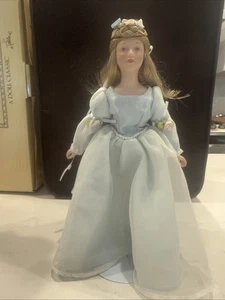 Fairy Tale Collection Cinderella Avon Porzellanpuppe 1984 9 1/4 Zoll - Bild 1 von 3