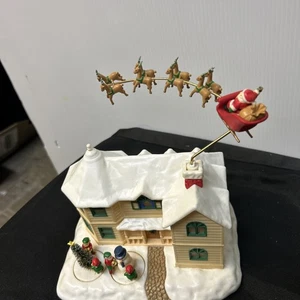 Matrix WIND UP Animated Light Up Musical CHRISTMAS VILLAGE "UP ON THE HOUSETOP" - Bild 1 von 4