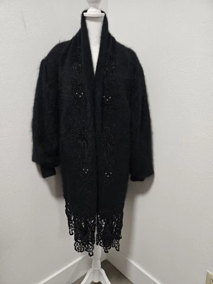 CARDIGÃ FORRADO ANOS 80 PRETO PELUDO ANGORÁ COM MIÇANGAS E CROCHÊ ACABAMENTO EM RENDA - Imagem 1 de 4