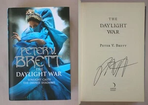Signed 1st UK Ed THE DAYLIGHT WAR Peter V Brett DEMON CYCLE BOOK 3 HARDCOVER - Imagen 1 de 3